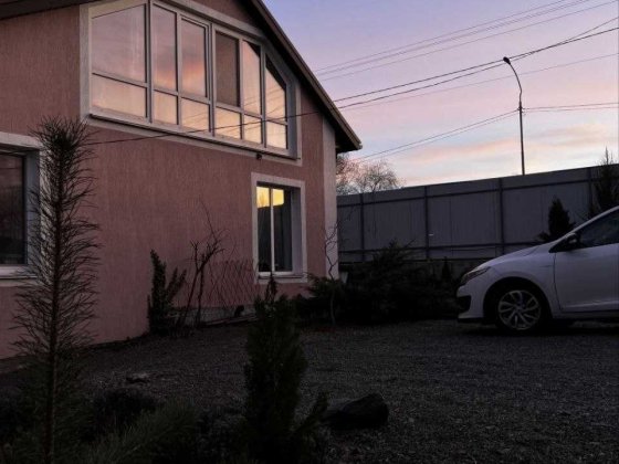 Будинок поряд з ОЗЕРОМ Гостомель ділянка 20 соток Гостомель