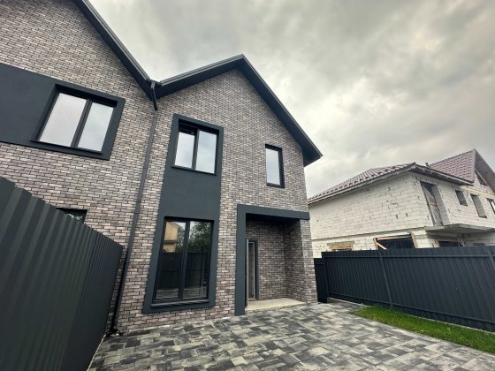 Продається просторий таунхаус з великою ділянкою біля озера! Гостомель