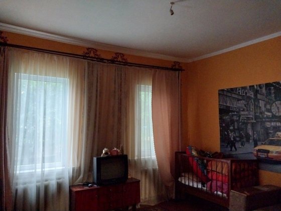 Продам  1/2  частину будинку в м.Коростень, р-н районної лікарні. Коростень