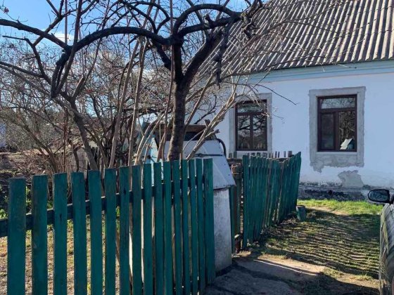 Продаю пів будинку із великою земельною  ділянкою Коростень