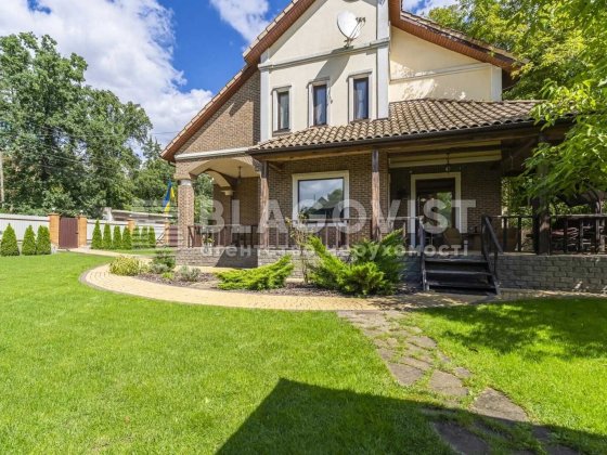 Продаж будинку в Києві, розташований поруч з лісом у межах міста. Коцюбинское