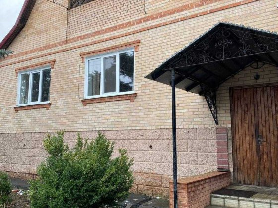 Артема.Власний 2-поверхового будинок.Підвал, гараж. Біля 13 школи