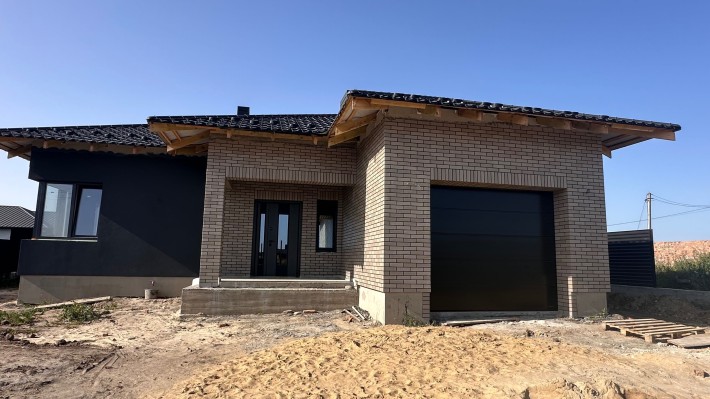 Стильний просторий будинок в Боратині - фото 1