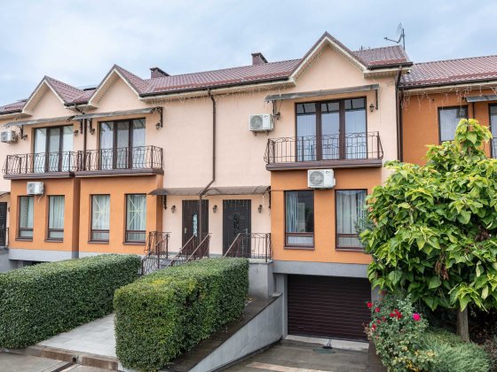 Продаж 2 поверхового таунхауса з ділянкою, 3 кімнати