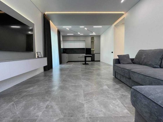 Продам дом с бассейном и новым ремонтом в Новоалександровке!