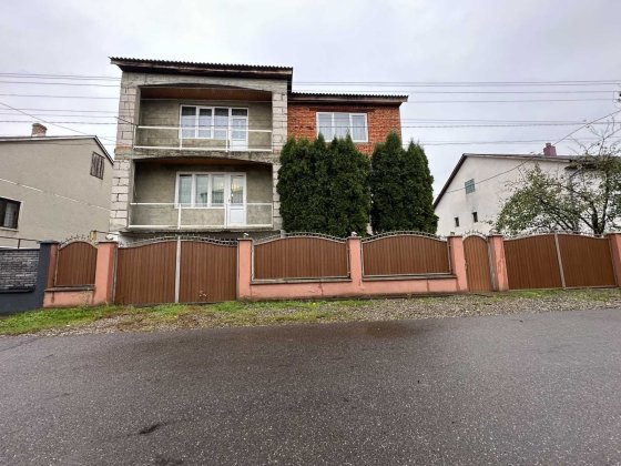 Продається триповерховий будинок у м. Тячів в чудовому стані Тячев