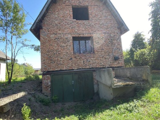 Продається дачний будинок та земельна ділянка . Крихівці