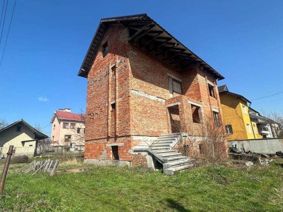 Продам цегляний будинок в УГРИНЕВІ за вигідною ціною.Торг присутній Угринов