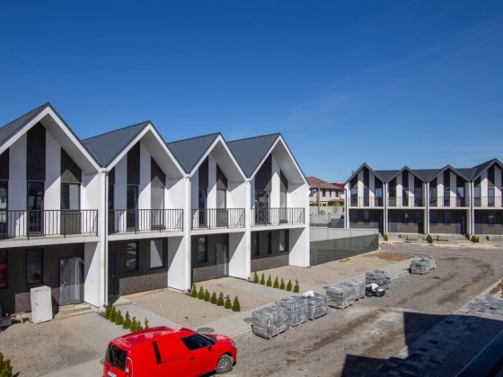 Сучасний комплекс таунхаусів у с. Святопетрівське Святопетровское