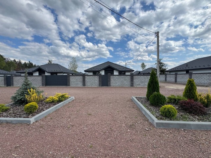 Фасадний будинок в котеджному містечку. - фото 1