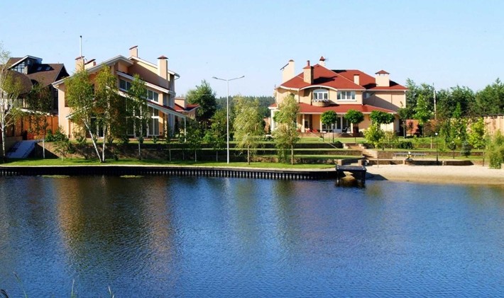 Конча-Заспа, Усадьба на берегу реки(3 дома,490+230+221), 50 соток. - фото 1