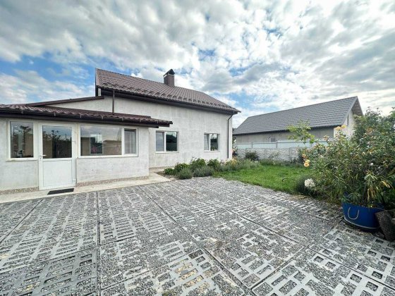 Продам  двоповерховий будинок з ремонтом на 6 сотках землі! Ворзель