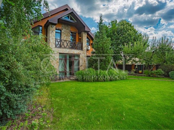 Продаж будинку в Києві, з басейном, накриття для автомобілів, ремонт Лісники