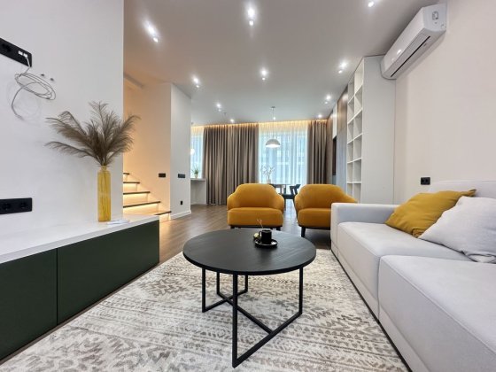 Таунхаус з дизайнерським ремонтом в закритому котеджному містечку Нові Петрівці