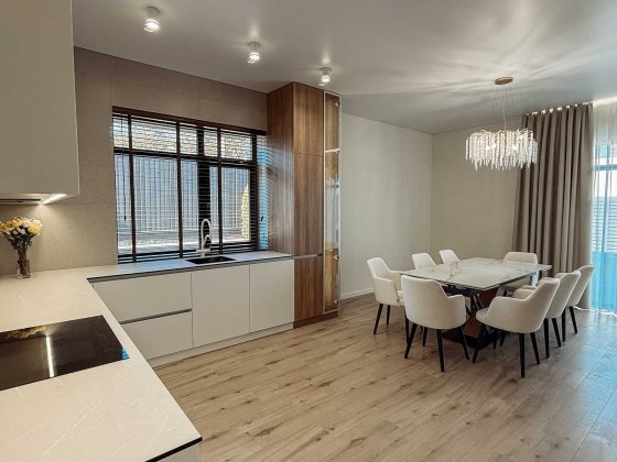 Будинок з дизайнерським ремонтом в елітному КМ під Києвом Стоянка