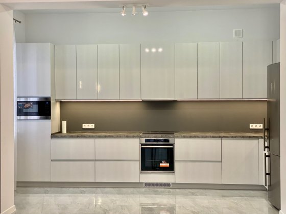 Одноэтажный ДОМ на 10 сотках - НОВЫЙ ремонт, бассейн, сауна ! Горенка