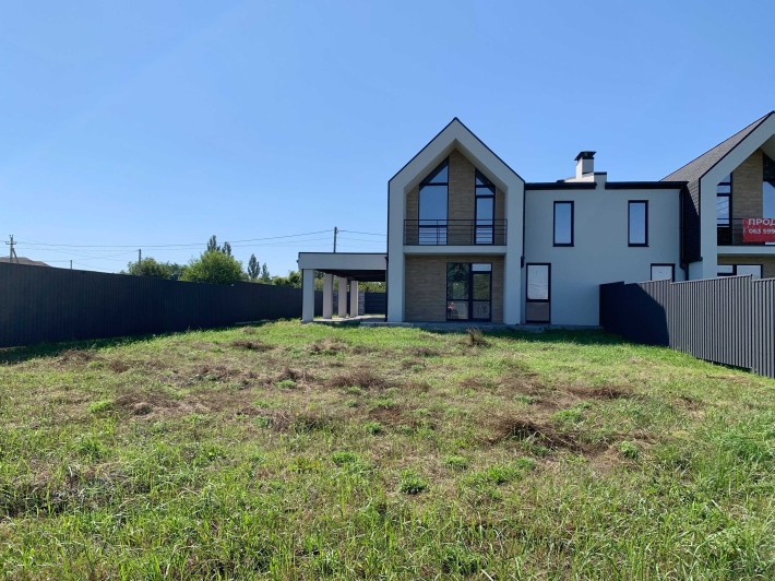 Цегляний будинок в центрі села. Ділянка 7 соток! - фото 1