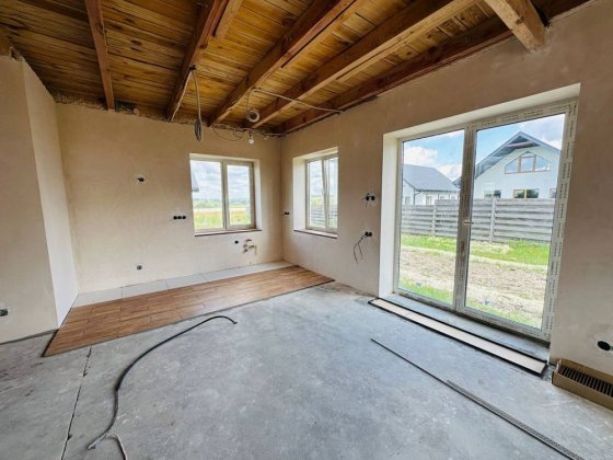 Гарний будинок з частковим якісним ремонтом. Забуччя