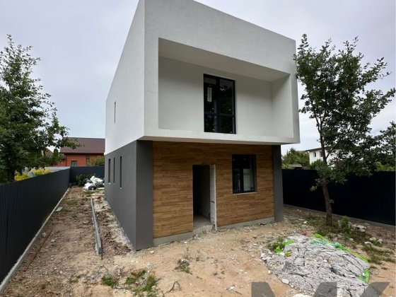 Двоповерховий будинок біля лісу в с. Тарасівка Тарасовка