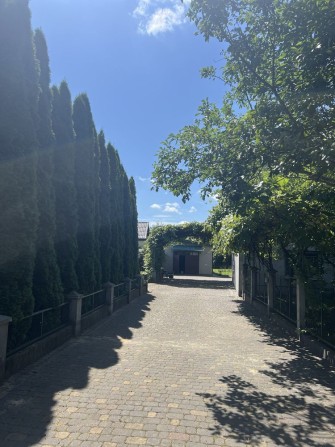 Чудовий будинок в мальовничому місті Жовква - фото 1