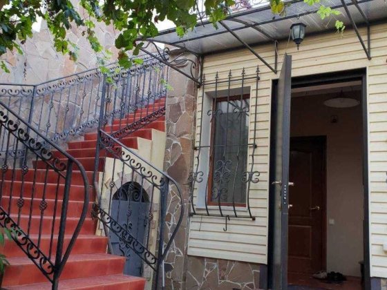 Фасадний будинок на морської стороні для життя та бізнесу. Крыжановка