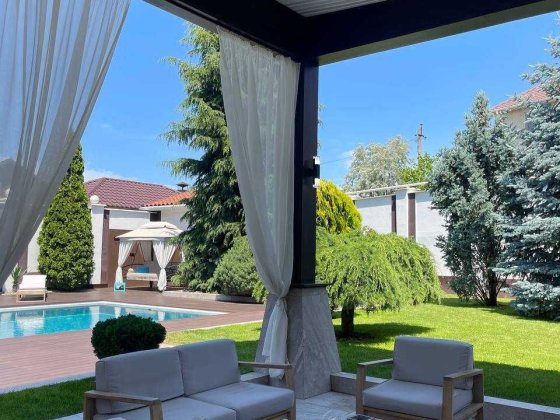 Роскошный дом с бассейном в элитном коттеджном поселке Совиньон. Бурлача Балка