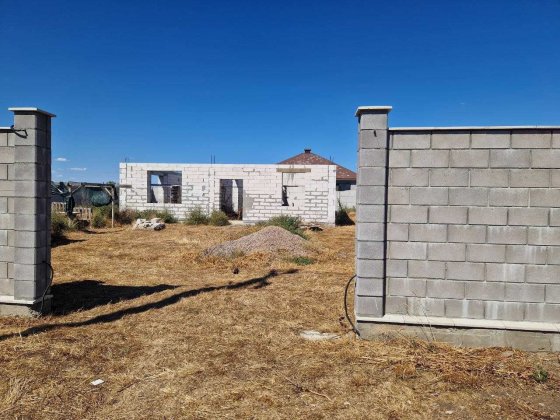 Продам участок 6 соток с коробкой дома и капитальным забором Молодежное