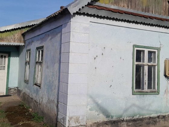 Продам дом под ремонт расположенный в центре города .