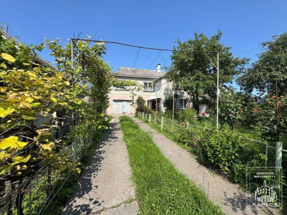 Продається двоповерховий будинок в місті Острог Острог