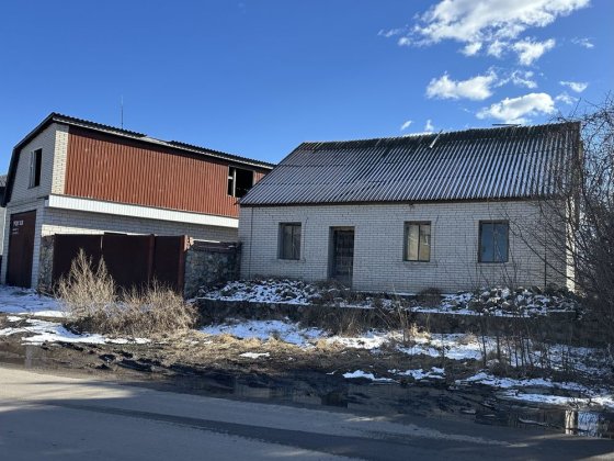 Продам в Бурыне дом, большой гараж, земельный участок Буринь