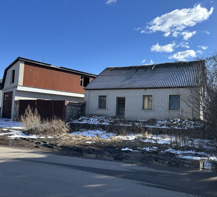 Продам в Бурыне дом, большой гараж, земельный участок - фото 1