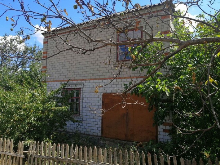 Двоповерховий будинок з виглядом на річку - фото 1