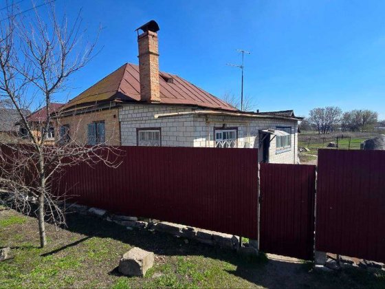 Будинок на просторій ділянці в самому центрі Слободи Червона Слобода