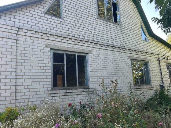 Продаж двоповерхового цегляного будинку у центрі смт Козелець! Козелець