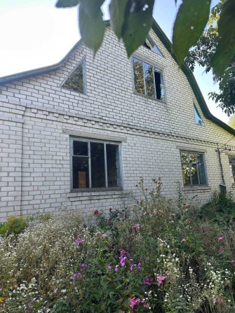 Продаж двоповерхового цегляного будинку у центрі смт Козелець! - фото 1