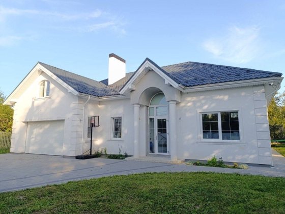 Новий стильний будинок на міському озері Івано-Франківськ