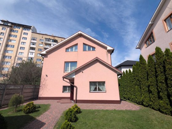 продається буднок в м.Івано-Франківськ 5хв на авто до центру. Івано-Франківськ