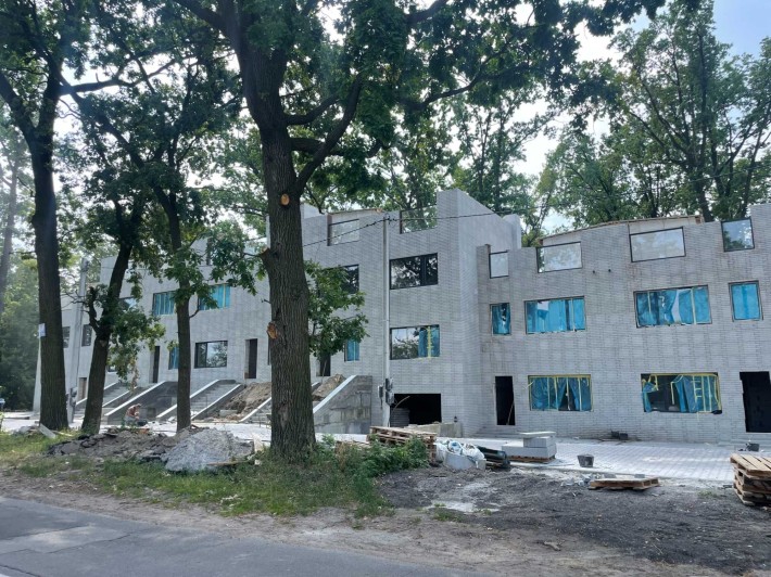 Таунхаус в центрі Бучі, 120 кв м діл. 1,4 сот, газове опалення, тераса - фото 1