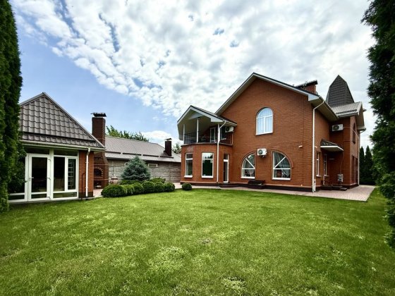 Будинок в нагірній частині міста, район ресторану «Арменія».