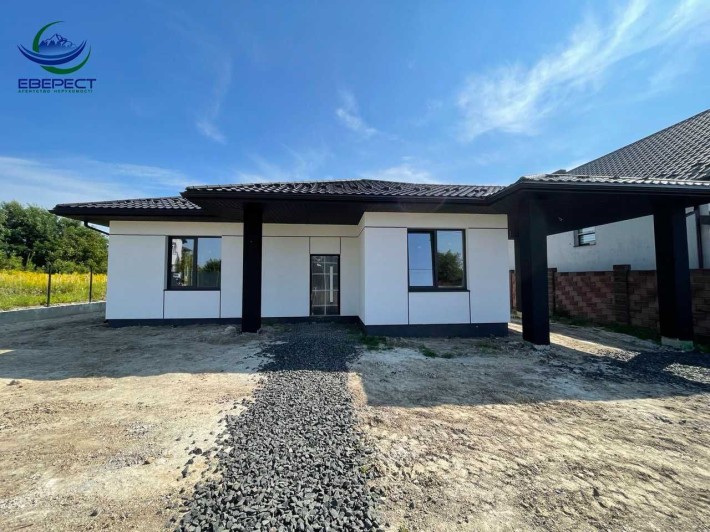 Сучасний будинок з ділянкою 10 сотих - фото 1