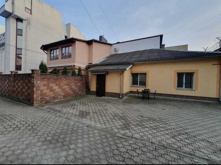 у Продам частину будинку в центрі міста - фото 1