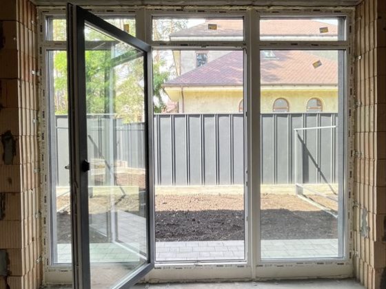 Таун з видом на сосни Ірпінь