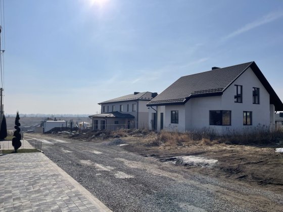 Продам Будинок в місті 10 сот землі Макарова 3-тя поліклініка Ровно