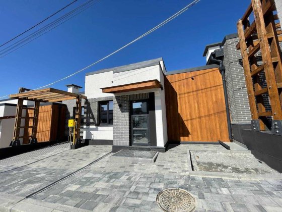 Продам гарний котедж з міськими комунікаціями Рівне