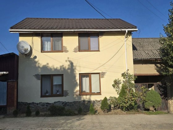 Продаж будинку-напівособняка розташований в спокійному районі міста Ужгород