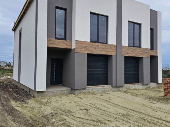 Продаж стильного котеджу на 2 сімʼї на Макарова! Перша лінія! Рівне