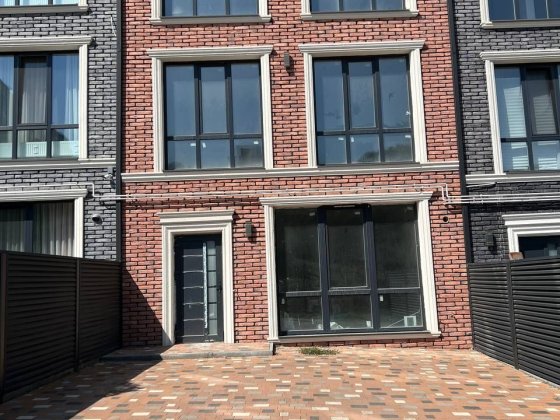 Продається зданий в експлуатацію таунхаус в м. Чернівці Чернівці