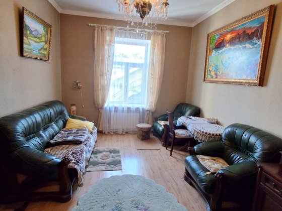 Продається 4-х кімнатна квартира в будинку в центрі міста Черновцы
