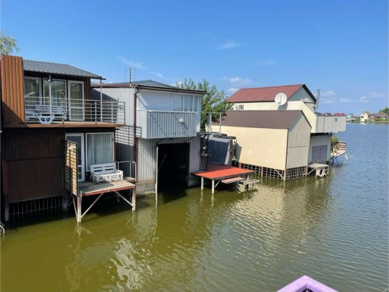 Будинок з гаражем для човна на причалі №2 (Дахнівка) Черкаси