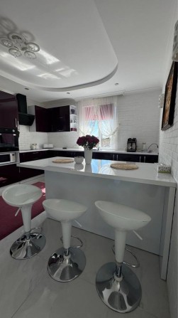 Просторий,затишний будинок з ремонтом,гаражем .Укомплектований,топ. - фото 1